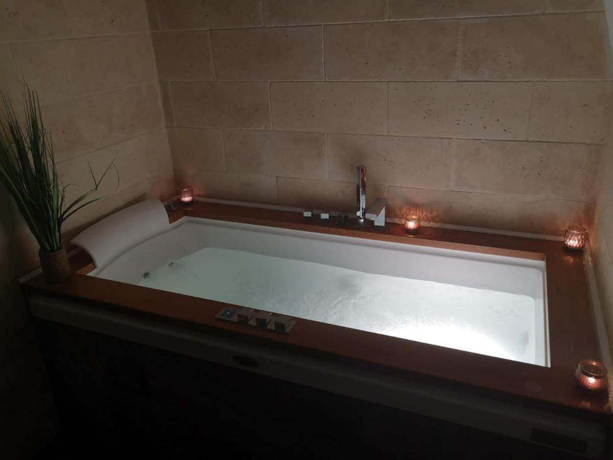 Jacuzzi - La Petite Romantique - Flobnb 拉昂 外观 照片