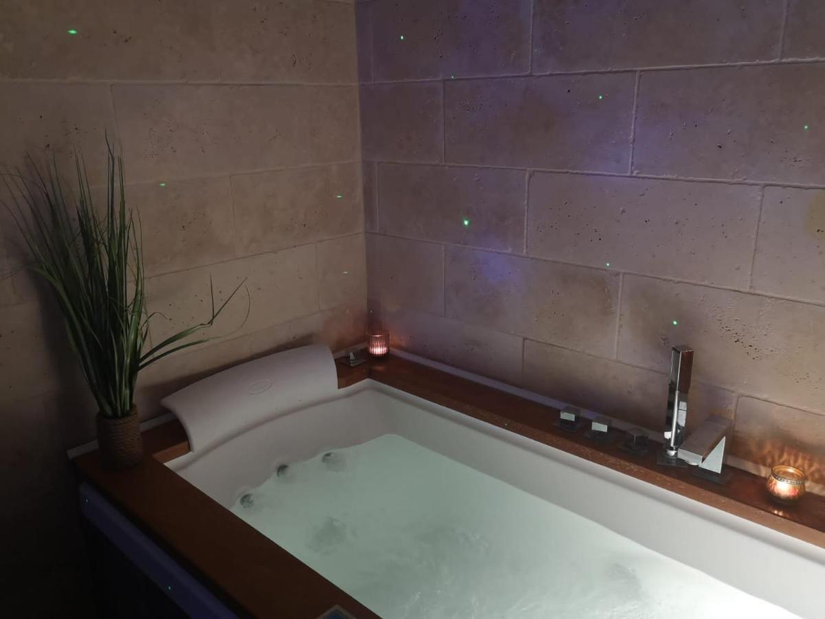 Jacuzzi - La Petite Romantique - Flobnb 拉昂 外观 照片